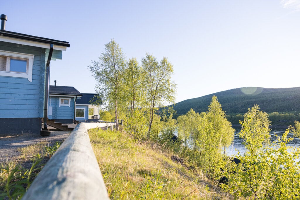 Vuokramökit Utsjoella erämaiden keskellä jokinäkymin.